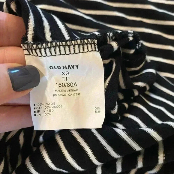 Old navy striped sleeveless top size xs black and white - Picture 3 of 4